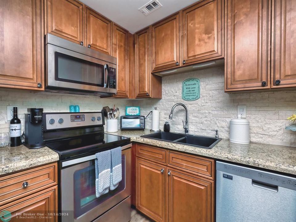 For Sale: $205,000 (2 beds, 2 baths, 907 Square Feet)