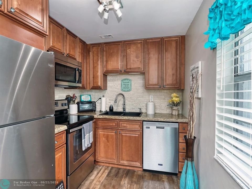 For Sale: $205,000 (2 beds, 2 baths, 907 Square Feet)