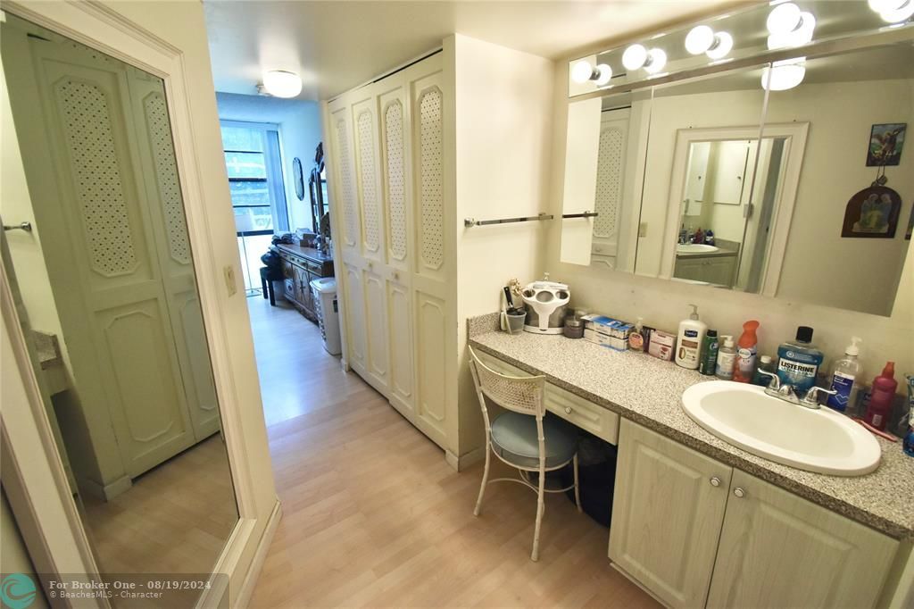 For Sale: $300,000 (2 beds, 2 baths, 1081 Square Feet)