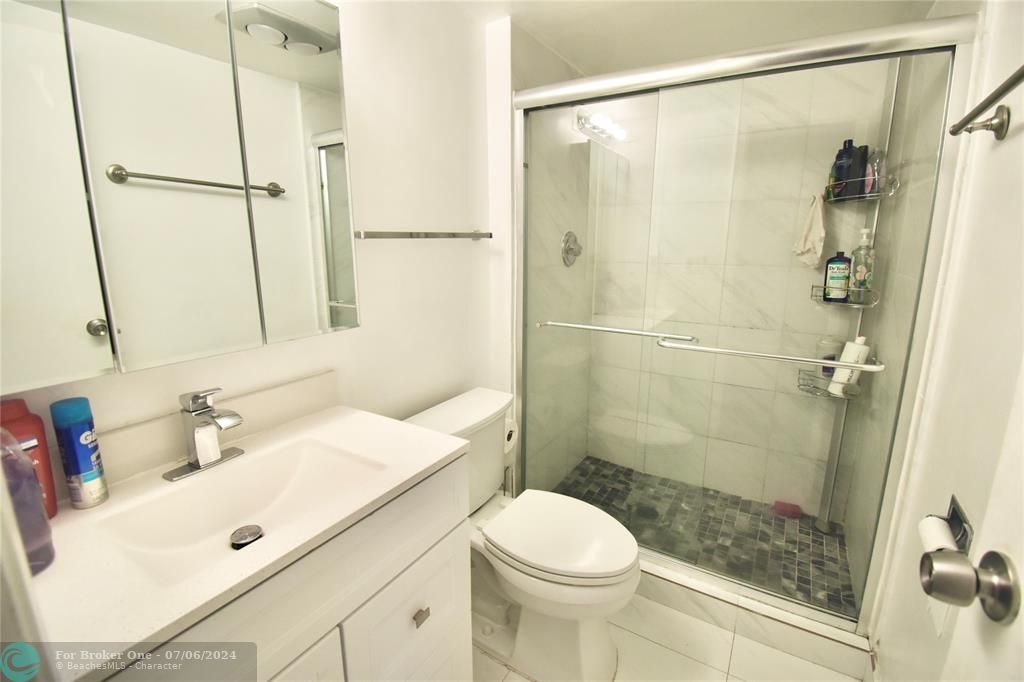 For Sale: $300,000 (2 beds, 2 baths, 1081 Square Feet)
