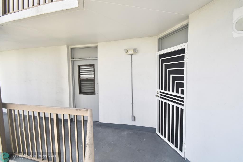 For Sale: $300,000 (2 beds, 2 baths, 1081 Square Feet)