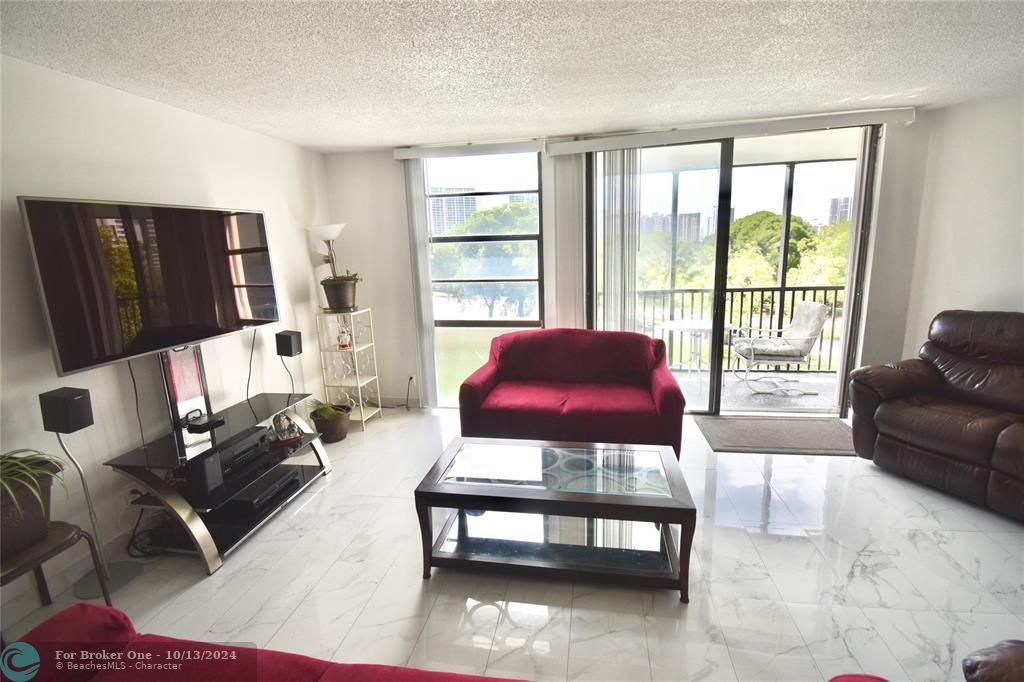 For Sale: $300,000 (2 beds, 2 baths, 1081 Square Feet)