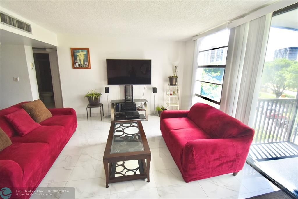 En Venta: $300,000 (2 camas, 2 baños, 1081 Pies cuadrados)