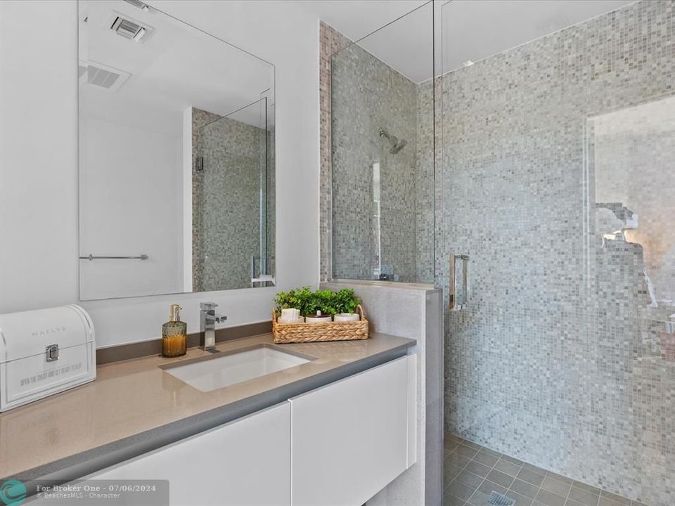 待售: $1,250,000 (2 贝兹, 2 浴室, 1265 平方英尺)