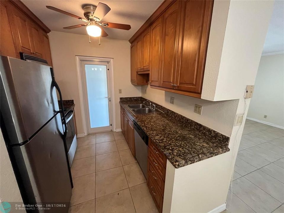 Recently Rented: $1,900 (2 beds, 2 baths, 990 Square Feet)