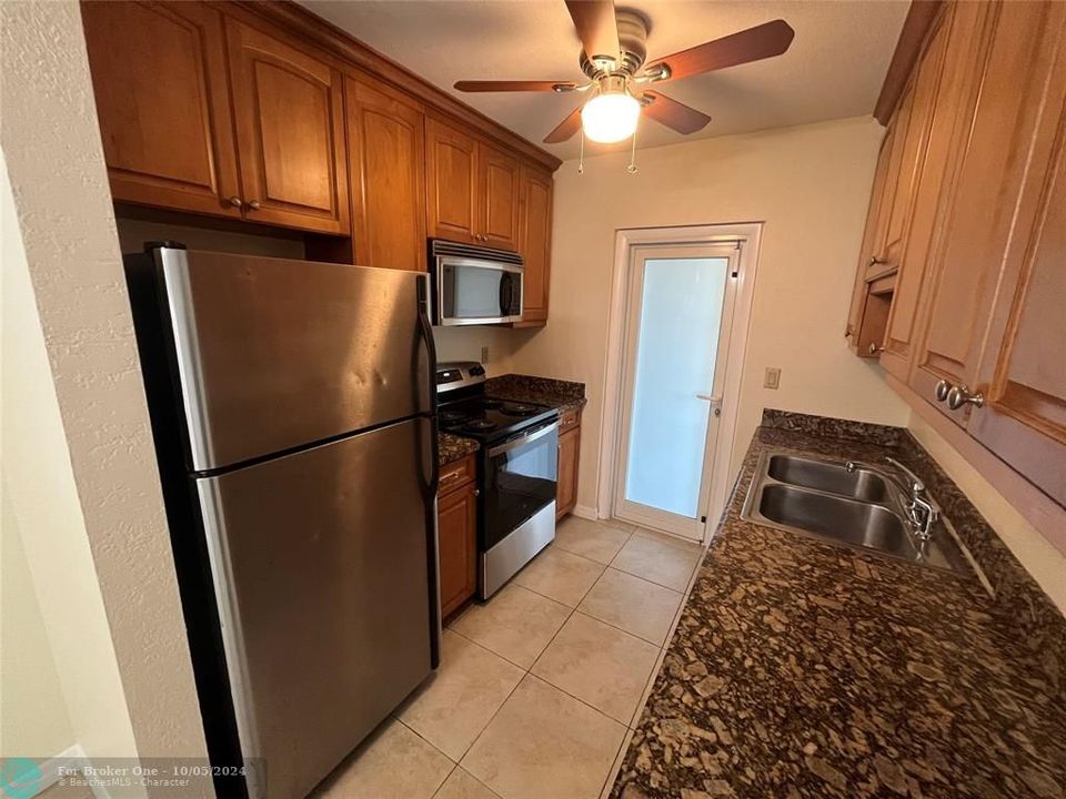 Recently Rented: $1,900 (2 beds, 2 baths, 990 Square Feet)