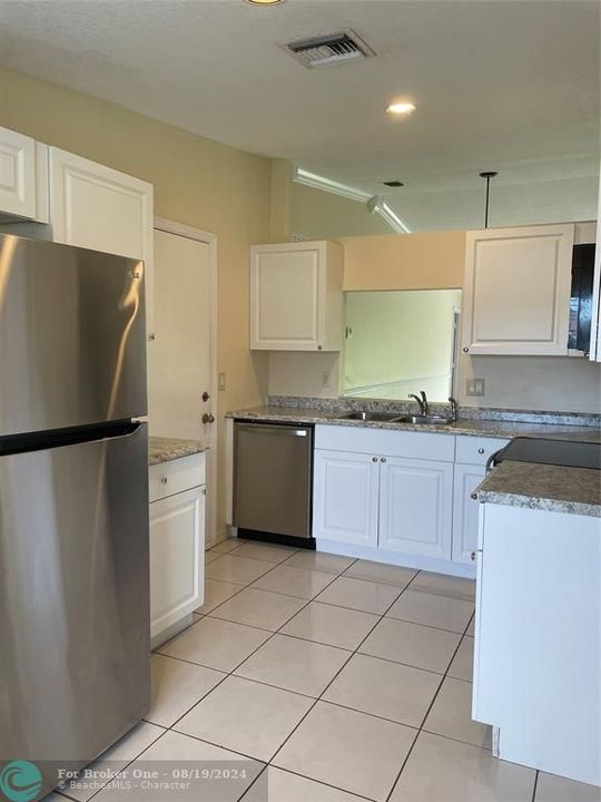 For Rent: $2,900 (3 beds, 2 baths, 1641 Square Feet)