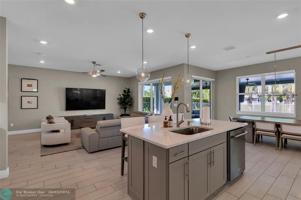 Recently Sold: $995,000 (5 beds, 3 baths, 2501 Square Feet)