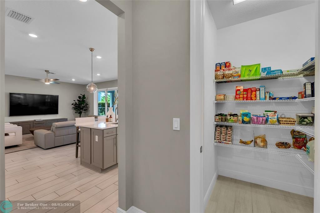 Recently Sold: $995,000 (5 beds, 3 baths, 2501 Square Feet)