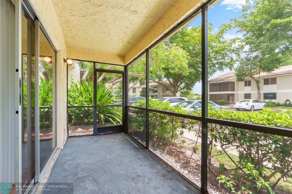 For Sale: $249,000 (2 beds, 2 baths, 980 Square Feet)