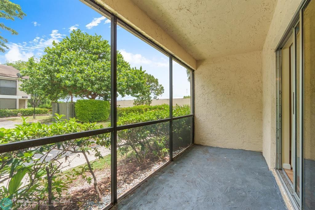 For Sale: $249,000 (2 beds, 2 baths, 980 Square Feet)