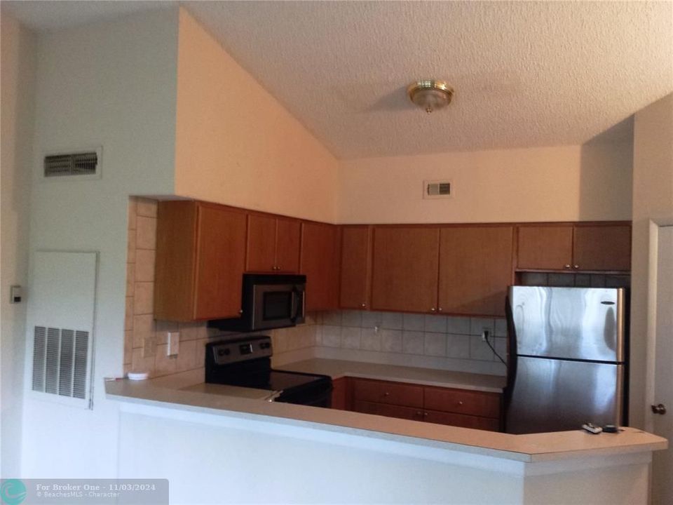 For Rent: $2,100 (2 beds, 2 baths, 927 Square Feet)