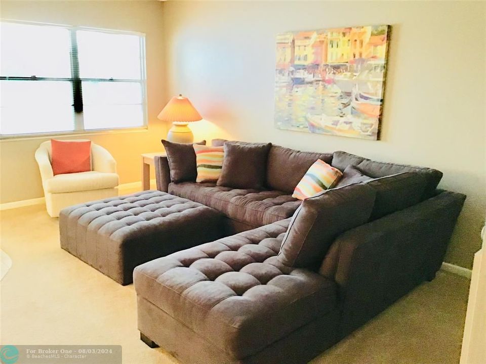 For Rent: $1,750 (2 beds, 1 baths, 880 Square Feet)