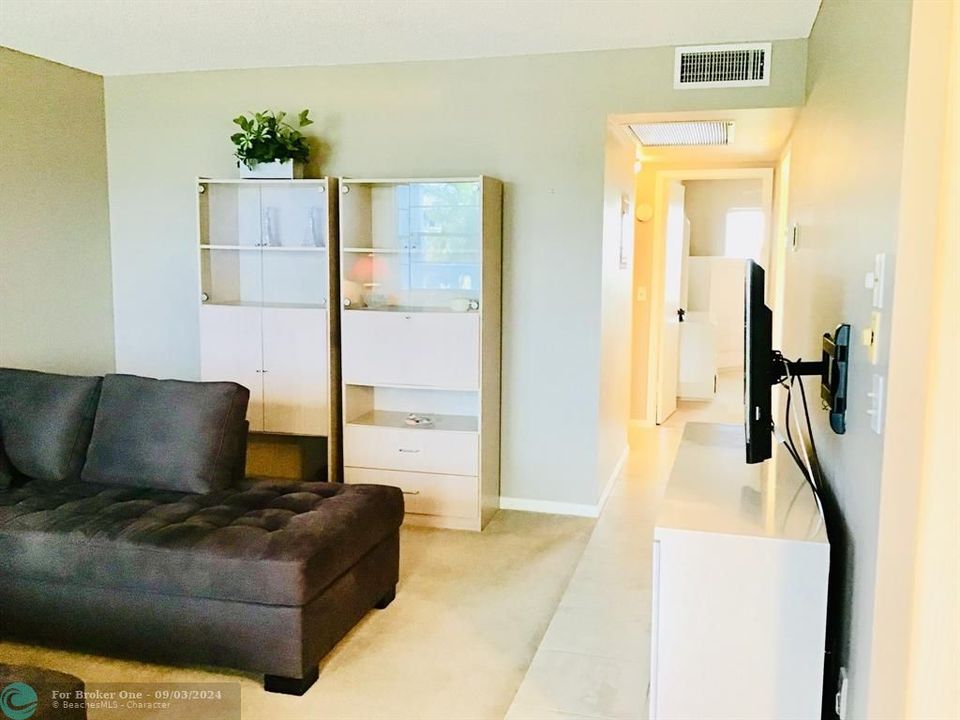 Active With Contract: $1,750 (2 beds, 1 baths, 880 Square Feet)