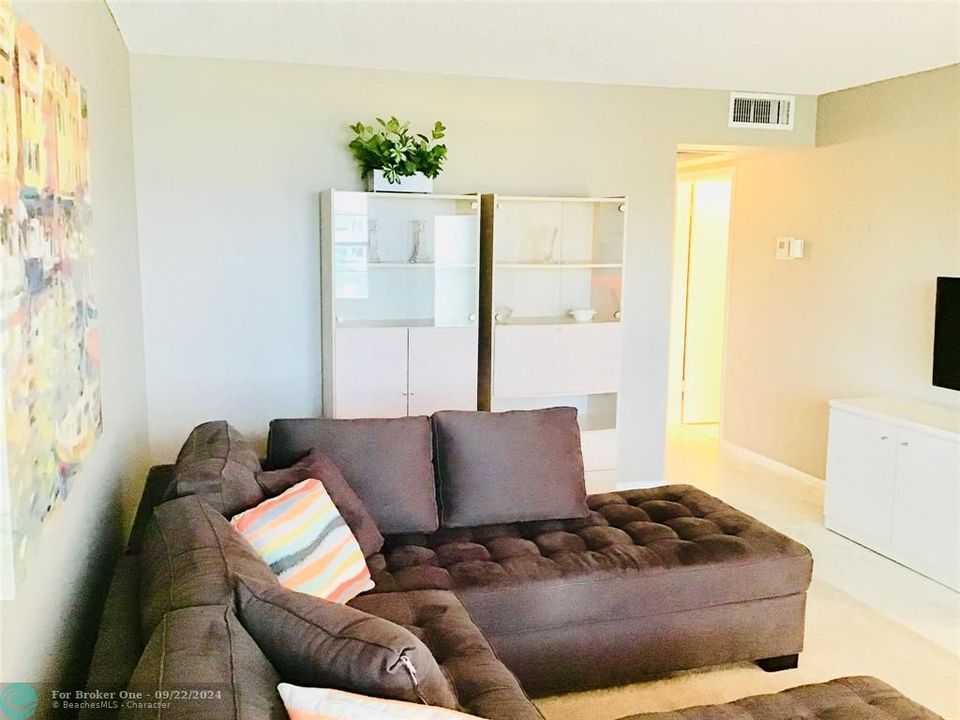 Active With Contract: $1,750 (2 beds, 1 baths, 880 Square Feet)