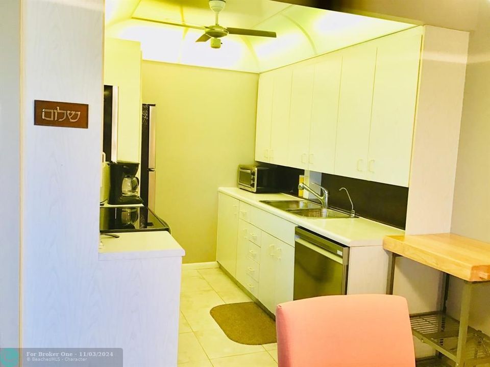 Active With Contract: $1,750 (2 beds, 1 baths, 880 Square Feet)