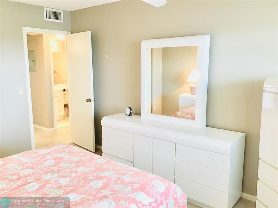 Active With Contract: $1,750 (2 beds, 1 baths, 880 Square Feet)