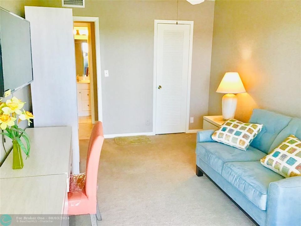 Active With Contract: $1,750 (2 beds, 1 baths, 880 Square Feet)