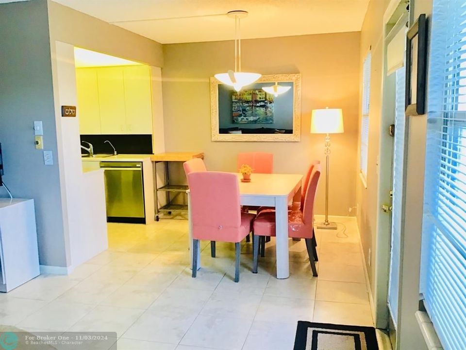 Active With Contract: $1,750 (2 beds, 1 baths, 880 Square Feet)