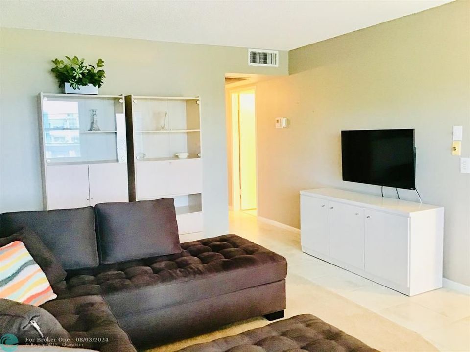 Active With Contract: $1,750 (2 beds, 1 baths, 880 Square Feet)