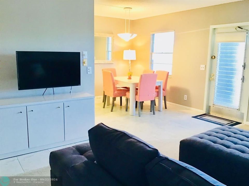 Active With Contract: $1,750 (2 beds, 1 baths, 880 Square Feet)