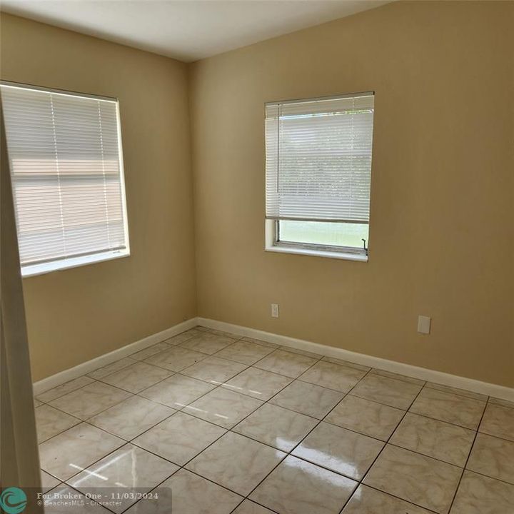 For Rent: $2,300 (4 beds, 1 baths, 968 Square Feet)