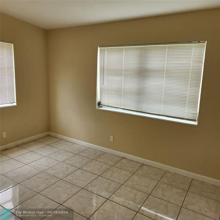 For Rent: $2,300 (4 beds, 1 baths, 968 Square Feet)