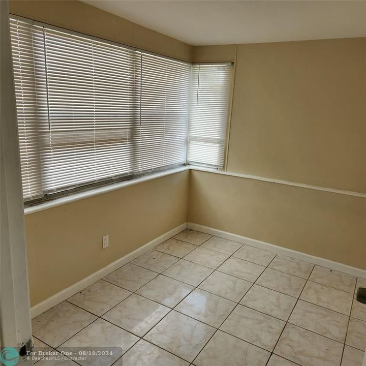 For Rent: $2,300 (4 beds, 1 baths, 968 Square Feet)