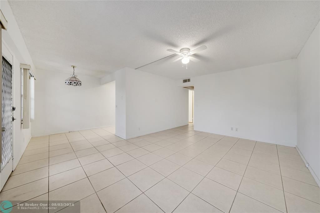 For Rent: $1,800 (2 beds, 1 baths, 953 Square Feet)