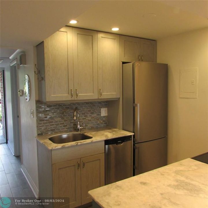 For Rent: $1,980 (1 beds, 1 baths, 722 Square Feet)