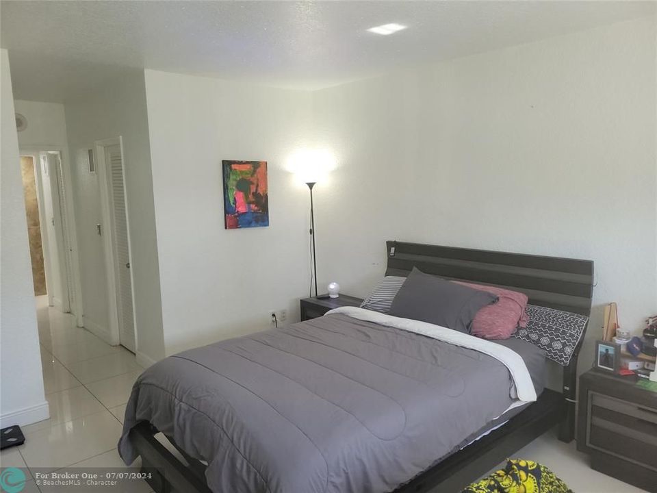 For Rent: $2,300 (1 beds, 1 baths, 1005 Square Feet)