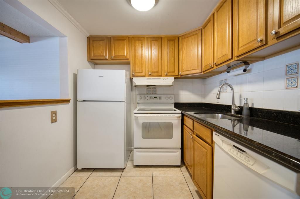 For Sale: $125,500 (1 beds, 1 baths, 708 Square Feet)