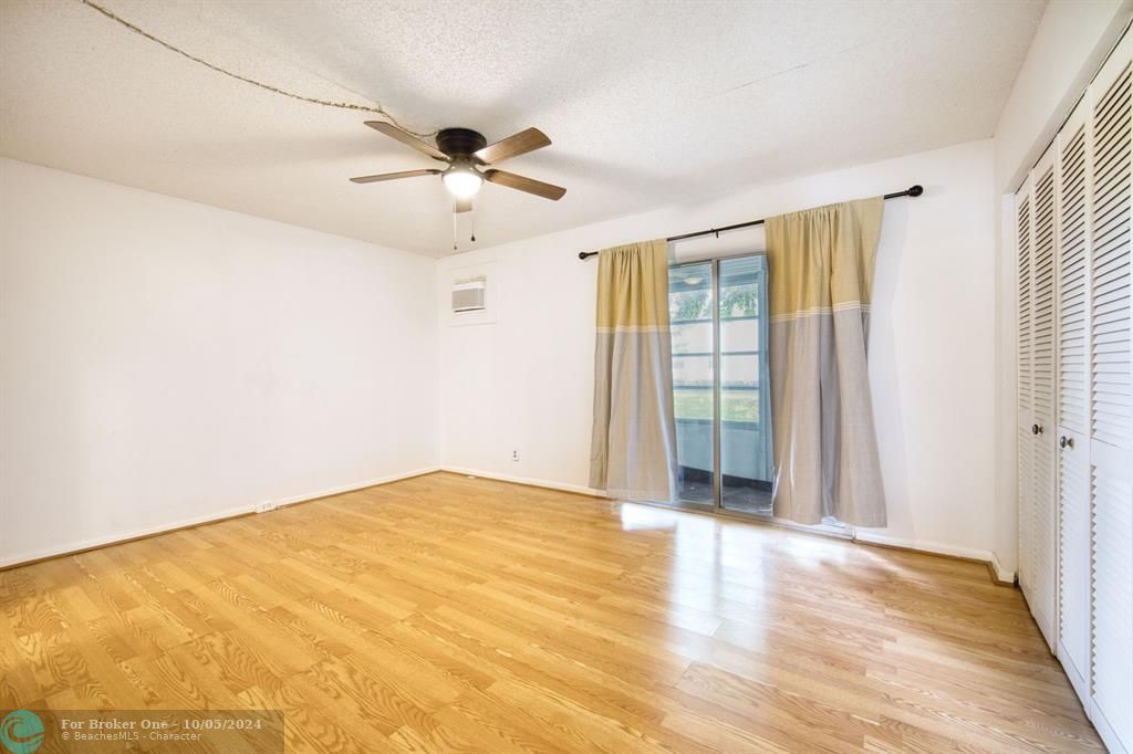 For Sale: $125,500 (1 beds, 1 baths, 708 Square Feet)