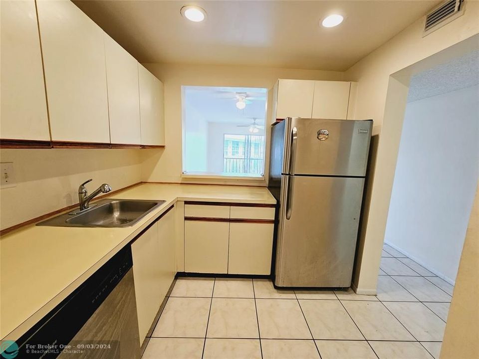 For Rent: $1,650 (1 beds, 1 baths, 750 Square Feet)