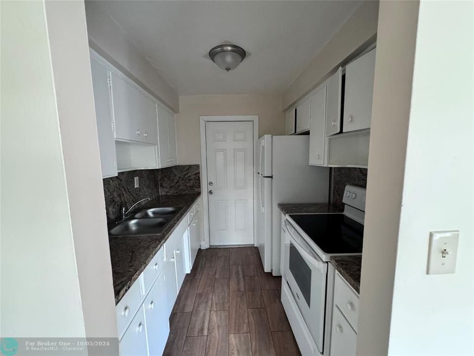 Active With Contract: $1,675 (1 beds, 1 baths, 600 Square Feet)