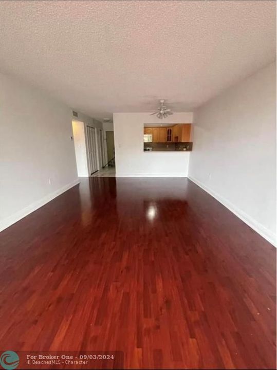 For Rent: $1,900 (1 beds, 1 baths, 870 Square Feet)