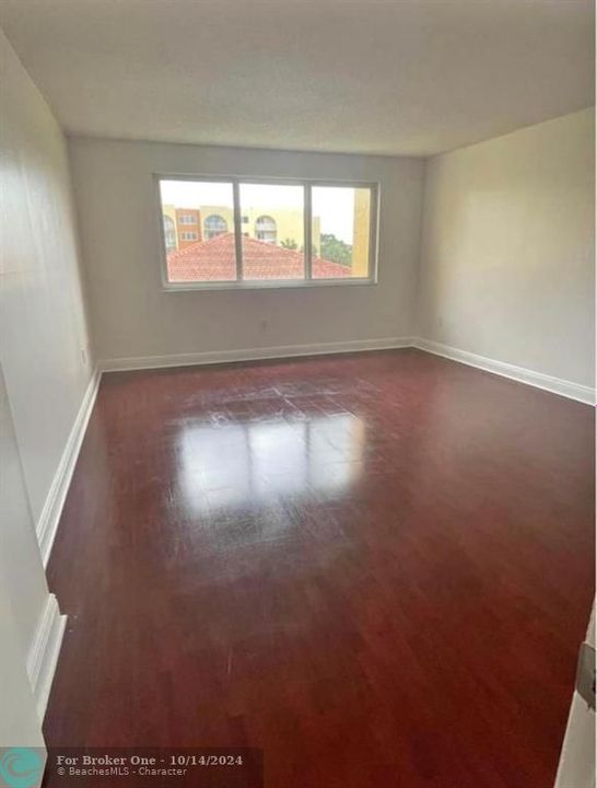 For Rent: $1,900 (1 beds, 1 baths, 870 Square Feet)