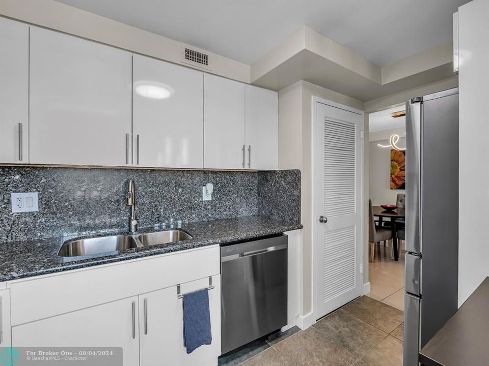 For Sale: $295,000 (1 beds, 1 baths, 876 Square Feet)