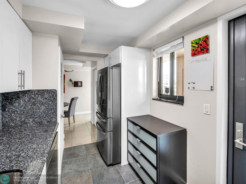 For Sale: $295,000 (1 beds, 1 baths, 876 Square Feet)