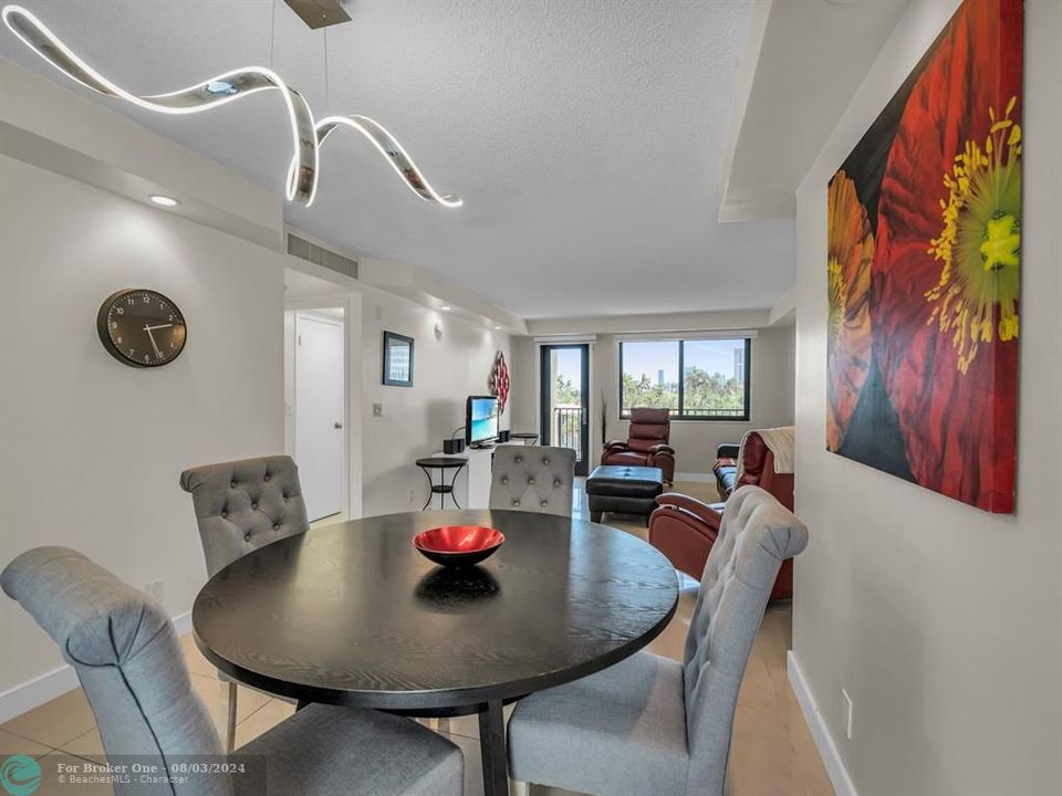 For Sale: $295,000 (1 beds, 1 baths, 876 Square Feet)