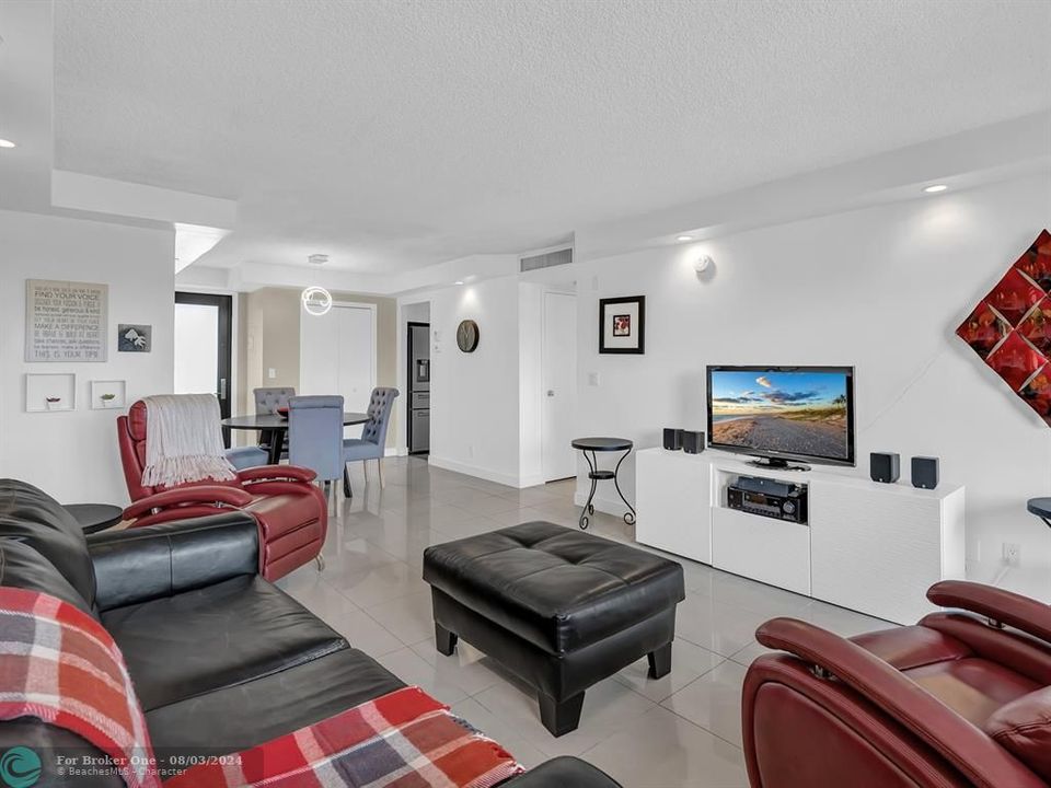 For Sale: $295,000 (1 beds, 1 baths, 876 Square Feet)