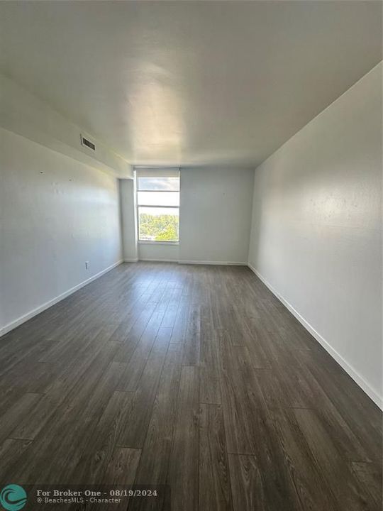 For Rent: $2,300 (2 beds, 1 baths, 984 Square Feet)