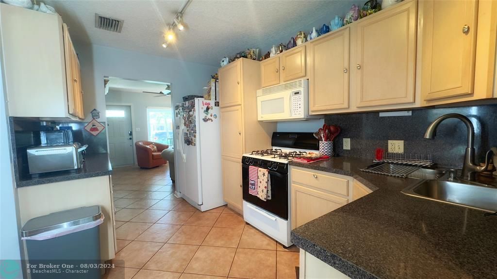 For Sale: $430,000 (2 beds, 1 baths, 1208 Square Feet)