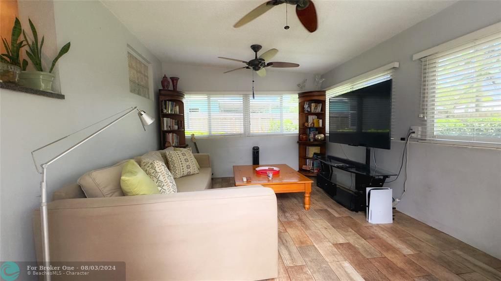 For Sale: $430,000 (2 beds, 1 baths, 1208 Square Feet)