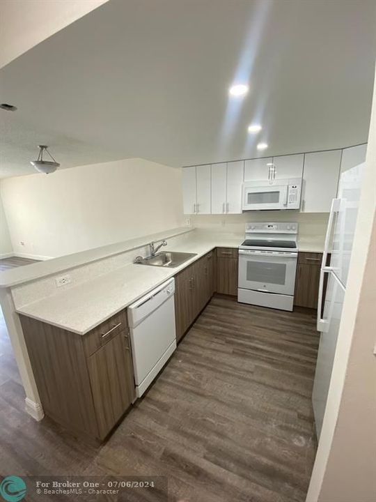 For Rent: $2,182 (1 beds, 1 baths, 1000 Square Feet)