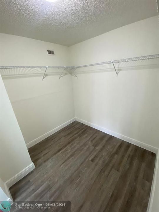 For Rent: $2,182 (1 beds, 1 baths, 1000 Square Feet)