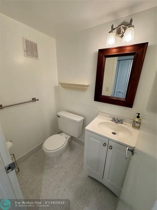 For Sale: $119,000 (1 beds, 1 baths, 706 Square Feet)