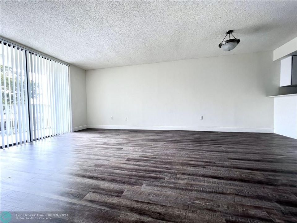 For Rent: $2,213 (1 beds, 1 baths, 1000 Square Feet)