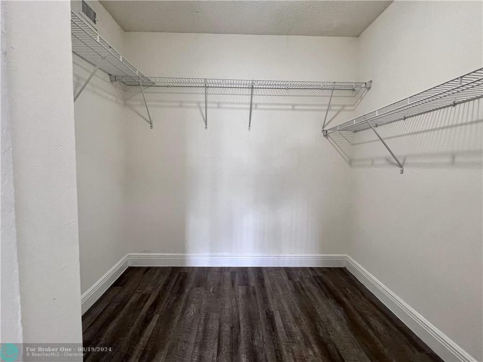 Recently Rented: $2,165 (1 beds, 1 baths, 1000 Square Feet)