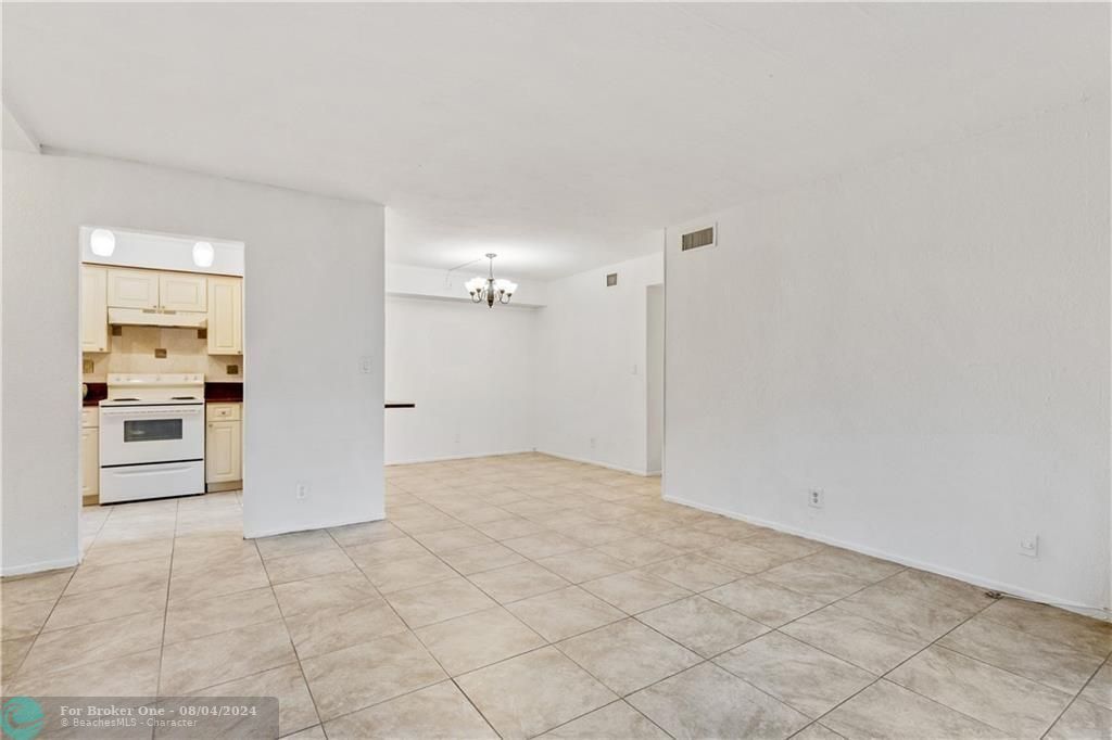 For Rent: $2,100 (2 beds, 1 baths, 950 Square Feet)